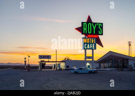 Distributore di benzina Roy's, motel e caffetteria, fermata della Route 66 ad Amboy, California, USA. Il grande segno al neon fu relit nel 2019. Foto Stock