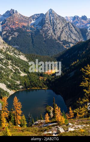 WA21617-00...WASHINGTON - Vista del Lago di Ann, Whistler Mountain e Cutgola Peak dal Maple Pass Trail nella Okanogan-Wenatchee National Forest. Foto Stock