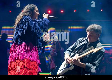 Verona, Italia. 28th maggio 2022. ELISA Toffali e Andrea Rigonat durante Elisa - Torna al futuro, concerto di musica cantante italiana a Verona, Italia, Maggio 28 2022 Credit: Independent Photo Agency/Alamy Live News Foto Stock