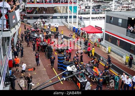 Monaco. 29th maggio 2022. Red Flag, Illustrazione, 11 PEREZ Sergio (mex), Red Bull Racing RB18, 55 SAINZ Carlos (spa), Scuderia Ferrari F1-75, 01 VERSTAPPEN Max (nld), Red Bull Racing RB18, in azione durante il Gran Premio di Formula 1 di Monaco 2022, 7th round del Campionato Mondiale FIA di Formula uno 2022, Sul circuito di Monaco, dal 27 al 29 maggio 2022 a Monte-Carlo, Monaco - Foto Paulo Maria / DPPI Foto Stock