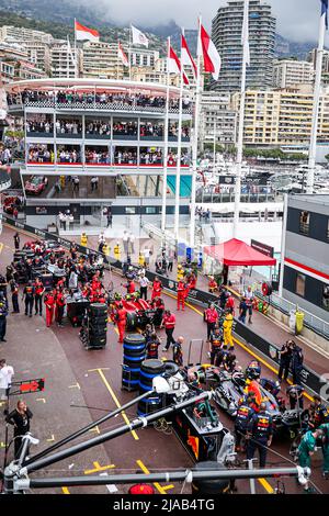 Monaco. 29th maggio 2022. Red Flag, Illustrazione, 11 PEREZ Sergio (mex), Red Bull Racing RB18, 55 SAINZ Carlos (spa), Scuderia Ferrari F1-75, 01 VERSTAPPEN Max (nld), Red Bull Racing RB18, in azione durante il Gran Premio di Formula 1 di Monaco 2022, 7th round del Campionato Mondiale FIA di Formula uno 2022, Sul circuito di Monaco, dal 27 al 29 maggio 2022 a Monte-Carlo, Monaco - Foto Paulo Maria / DPPI Foto Stock