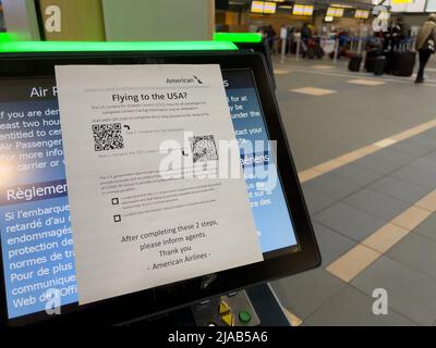 Vancouver, Canada - Gennaio 15,2022: Vista del cartello di American Airlines che richiede a tutti i passeggeri di completare il tracciamento dei contatti prima di fli Foto Stock