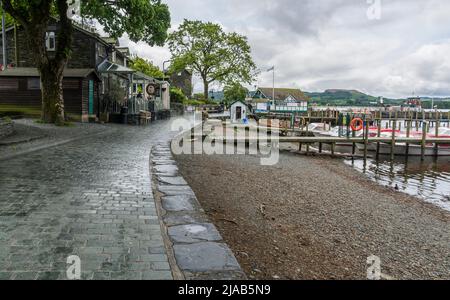 Il lungomare di Ambleside, lago Windermere, Cumbria, Regno Unito. Taken on 23rd May 2022. Foto Stock