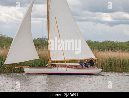 Horning, Norfolk, Regno Unito – Maggio 28 2022. Tradizionale barca a vela in legno classe Cruiser sul fiume Bure gamba della 2022 tre fiumi Race, un anno Foto Stock