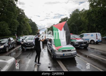 Berlino, Germania. 29th maggio 2022. I manifestanti pro-palestinesi si sono riuniti a Berlino il 29 maggio 2022 per una motocicletta che condannava la morte del giornalista palestinese-americano Shereen Abu Aqleh. (Foto di Michael Kuenne/PRESSCOV/Sipa USA) Credit: Sipa USA/Alamy Live News Foto Stock