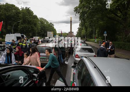 Berlino, Germania. 29th maggio 2022. I manifestanti pro-palestinesi si sono riuniti a Berlino il 29 maggio 2022 per una motocicletta che condannava la morte del giornalista palestinese-americano Shereen Abu Aqleh. (Foto di Michael Kuenne/PRESSCOV/Sipa USA) Credit: Sipa USA/Alamy Live News Foto Stock