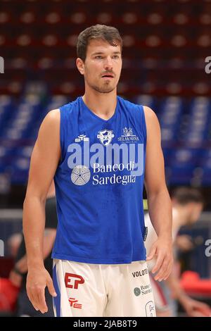 Milano, Italia. 28th maggio 2022. Italia, Milano, 28 2022 maggio: Filip Kruslin (guardia Dinamo Sassari) si riscalda durante la partita di basket A|X Armani Exchange Milano vs Dinamo Sassari, SF Playoff game1 LBA 2021-2022 al Mediolanum Forum (Foto di Fabrizio Andrea Bertani/Pacific Press) Credit: Pacific Press Media Production Corp./Alamy Live News Foto Stock