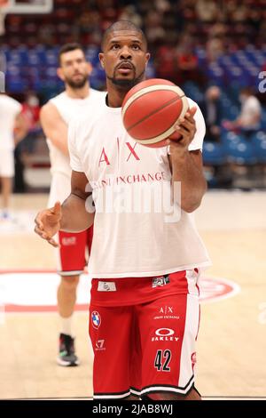 Milano, Italia. 28th maggio 2022. Italia, Milano, 28 2022 maggio: Kyle Hines (centro Armani Milano) si scalda durante la partita di basket A|X Armani Exchange Milano vs Dinamo Sassari, SF Playoff game1 LBA 2021-2022 al Mediolanum Forum (Foto di Fabrizio Andrea Bertani/Pacific Press) Credit: Pacific Press Media Production Corp./Alamy Live News Foto Stock