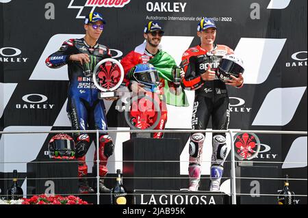 Il podio della MotoGP con Espargaro Aleix Spa Aprilia Racing Aprilia (terzo posto), Quartararo Fabio fra Monster Energy Yamaha MotoGP Yamaha (secondo posto) e Bagnaia Francesco Ita Ducati Lenovo Team Ducati (primo posto) durante il Gran Premio dâ&#X80;&#x99;Italia Oakley Race, MotoGP World Championship a Scarperia (Fi), Italia, 29 2022 maggio Foto Stock