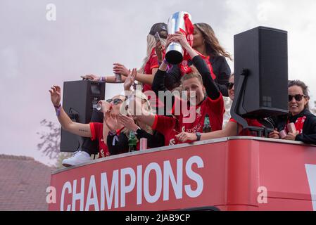 Il team bus femminile della vittoria del Liverpool Football Club sfilerà per le strade della città per celebrare il trofeo fa Women's Championship Foto Stock