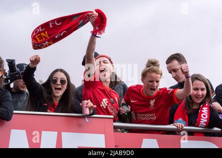 Il team bus femminile della vittoria del Liverpool Football Club sfilerà per le strade della città per celebrare il trofeo fa Women's Championship Foto Stock