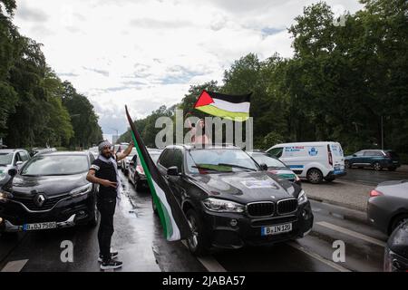 Berlino, Germania. 29th maggio 2022. I manifestanti pro-palestinesi si sono riuniti a Berlino il 29 maggio 2022 per una motocicletta che condannava la morte del giornalista palestinese-americano Shereen Abu Aqleh. (Foto di Michael Kuenne/PRESSCOV/Sipa USA) Credit: Sipa USA/Alamy Live News Foto Stock