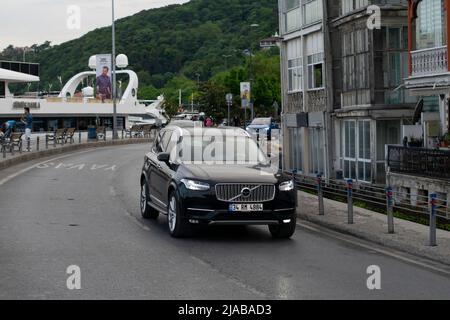 İstanbul, Turchia - Maggio 2022: Nero Volvo XC60 alla strada della città in movimento. Black Volvo XC60 auto in movimento sulla strada. Foto Stock
