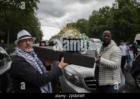 Berlino, Germania. 29th maggio 2022. I manifestanti pro-palestinesi si sono riuniti a Berlino il 29 maggio 2022 per una motocicletta che condannava la morte del giornalista palestinese-americano Shereen Abu Aqleh. (Foto di Michael Kuenne/PRESSCOV/Sipa USA) Credit: Sipa USA/Alamy Live News Foto Stock