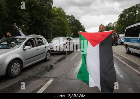 Berlino, Germania. 29th maggio 2022. I manifestanti pro-palestinesi si sono riuniti a Berlino il 29 maggio 2022 per una motocicletta che condannava la morte del giornalista palestinese-americano Shereen Abu Aqleh. (Foto di Michael Kuenne/PRESSCOV/Sipa USA) Credit: Sipa USA/Alamy Live News Foto Stock