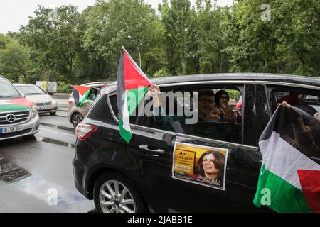 Berlino, Germania. 29th maggio 2022. I manifestanti pro-palestinesi si sono riuniti a Berlino il 29 maggio 2022 per una motocicletta che condannava la morte del giornalista palestinese-americano Shereen Abu Aqleh. (Foto di Michael Kuenne/PRESSCOV/Sipa USA) Credit: Sipa USA/Alamy Live News Foto Stock