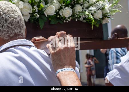 Salvador, Bahia, Brasile - 13 gennaio 2019: Fedeli in processione per le strade di Pelourinho a Salvador, Bahia, portando la lettiera della CA Foto Stock