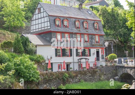 Monschau maggio 2022: La 'casa rossa' a Monschau nell'Eifel Foto Stock