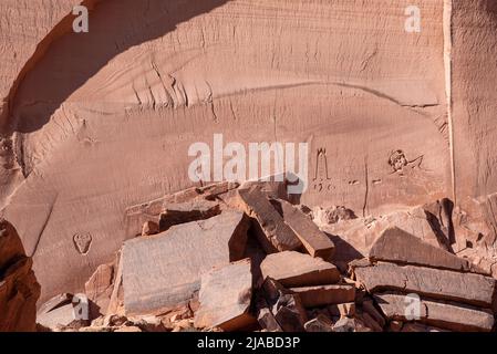 Iscrizioni sulle pareti del canyon, Labyrinth Canyon, Utah. Foto Stock