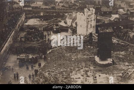 Trafalgar Square, ottobre 1918. Negli ultimi mesi della prima guerra mondiale, Trafalgar Square di Londra è stata riempita con una versione moccata di un villaggio danneggiato dalla guerra francese o belga, come parte di una campagna per vendere i titoli di guerra per "Feed the Guns" e aiutare gli sforzi di guerra alleati. La scena di battaglia includeva un mulino a vento, edifici danneggiati dalla guerra, trincee, dugout, alberi frantumati (costruiti intorno a pali di lampada), una stazione wireless, armi mimetizzata e fango Foto Stock