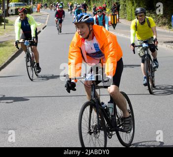 Partecipanti concorrenti Charity Cycling Event RideLondon Fyfield Essex Foto Stock