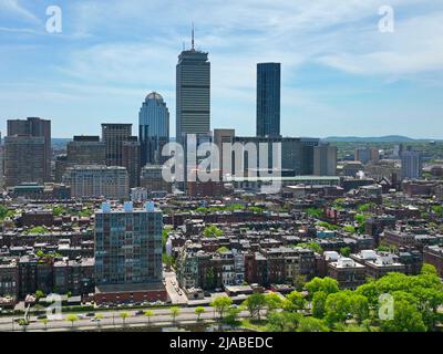 Boston Back Bay il moderno skyline della città, che include la Prudential Tower e il Four Season Hotel in One Dalton Street a Boston, Massachusetts, ma, USA. Foto Stock