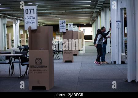 I lavoratori del registro nazionale colombiano preparano il congresso Corferias per le elezioni presidenziali del 2022 in Colombia che si svolgeranno a maggio Foto Stock