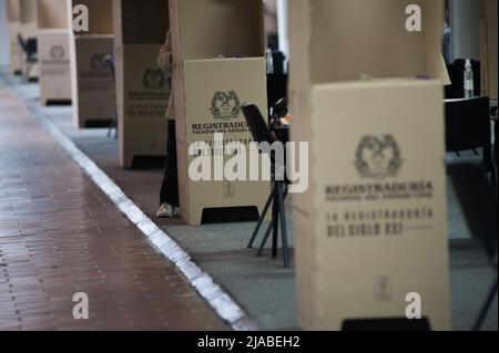 I lavoratori del registro nazionale colombiano preparano il congresso Corferias per le elezioni presidenziali del 2022 in Colombia che si svolgeranno a maggio Foto Stock