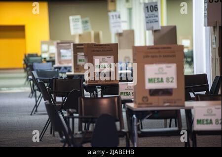 I lavoratori del registro nazionale colombiano preparano il congresso Corferias per le elezioni presidenziali del 2022 in Colombia che si svolgeranno a maggio Foto Stock