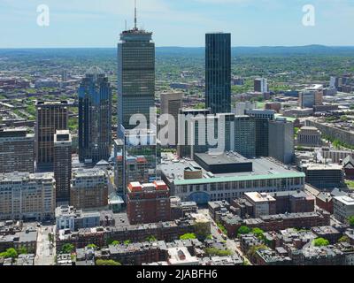 Boston Back Bay il moderno skyline della città, che include la Prudential Tower e il Four Season Hotel in One Dalton Street a Boston, Massachusetts, ma, USA. Foto Stock