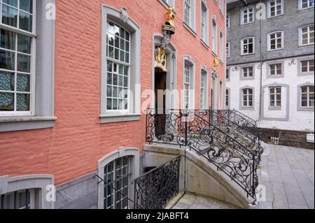 Monschau maggio 2022: La 'casa rossa' a Monschau nell'Eifel Foto Stock