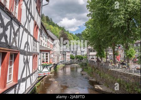 Monschau maggio 2022: La 'casa rossa' a Monschau nell'Eifel Foto Stock