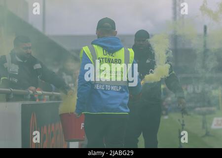 Solihull, Regno Unito. 29th maggio 2022. Gli steward devono smaltire i pirotecnici gettati in campo a Solihull, Regno Unito, il 5/29/2022. (Foto di Gareth Evans/News Images/Sipa USA) Credit: Sipa USA/Alamy Live News Foto Stock