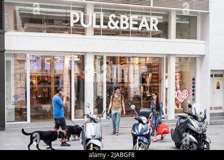 Madrid, Spagna. 20th maggio 2022. I pedoni passano accanto alla multinazionale spagnola di abbigliamento design al dettaglio da Inditex, pull & Bear, negozio e logo in Spagna. (Credit Image: © Xavi Lopez/SOPA Images via ZUMA Press Wire) Foto Stock