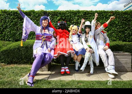 Londra, Regno Unito. 29th maggio 2022. Un gruppo di cosplayer si rilassa e si diverte nell'area all'aperto. Cosplayers, personaggi in costume, fan di anime, fumetti, giochi e film si riuniscono ancora una volta per divertimento, bancarelle, intrattenimento e posa in Excel London per la MCM Comicon, per l'ultimo giorno dello spettacolo ben frequentato. Credit: Imagplotter/Alamy Live News Foto Stock