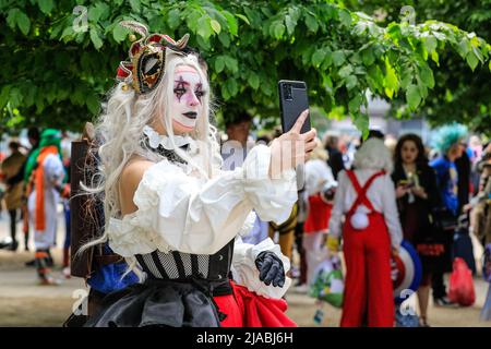 Giovane donna pone in cosplay / giapponesi/manga/anime sul palco vestito in  un Dr Sketchy vita evento di disegno Foto stock - Alamy