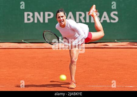 Parigi, Francia. 29th maggio 2022; Roland Garros, Parigi, Francia: Torneo Open di tennis francese: Martina Trevisan (ITA) serve a Aliaksandra Sasnovich credito: Action Plus Sports Images/Alamy Live News Foto Stock
