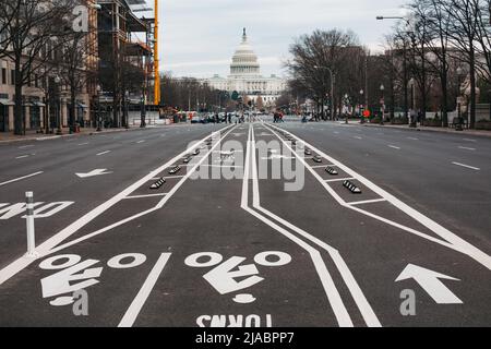 Piste ciclabili nel mezzo della strada vicino al Campidoglio degli Stati Uniti, Washington, D.C. Foto Stock