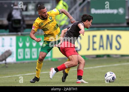 L'AIA - (lr) Ricardo Kishna di ADO Den Haag, Nathan Tjoe-A-on o Excelsior durante la partita finale di promozione/retrocessione olandese tra ADO Den Haag ed Excelsior allo stadio Cars Jeans il 29 maggio 2022 a l'Aia, nei Paesi Bassi. ANP JEROEN PUTMANS Foto Stock