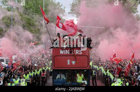 Liverpool, Merseyside, Regno Unito. 29th maggio 2022. Liverpool FC 2021-22 Victory Parade; i tifosi si sforza mentre il team bus passa credito: Action Plus Sports/Alamy Live News Foto Stock