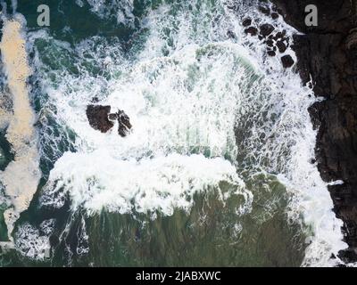 Vista dall'alto. Acqua di mare frettolosa e costa rocciosa. Astrazione. Non ci sono persone nella foto. La bellezza del selvaggio. Ecologia, proto. Ambientale Foto Stock