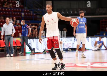 Milano, Italia. 28th maggio 2022. Italia, Milano, 28 2022 maggio: Devon Hall (guardia Armani Milano) si riscalda durante la partita di basket A|X Armani Exchange Milano vs Dinamo Sassari, SF Playoff game1 LBA 2021-2022 al Mediolanum Forum (Credit Image: © Fabrizio Andrea Bertani/Pacific Press via ZUMA Press Wire) Foto Stock