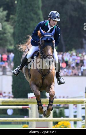 Roma, Italia. 29th maggio 2022. Denis Lynch (IRL) durante il Premio 10 - Roma Rolex Grand Prix del 89th CSIO Roma 2022 a Piazza di Siena a Roma il 28 maggio 2022 credito: Agenzia fotografica indipendente/Alamy Live News Foto Stock