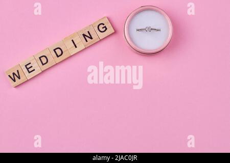 Iscrizione MATRIMONIO su cubetti di legno e scatola rotonda con anello di aggancio. Spazio di copia per il testo. Foto Stock