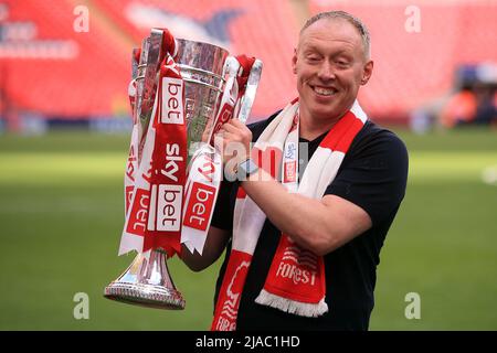 Londra, Regno Unito. 29th maggio 2022. Steve Cooper, il Nottingham Forest Head Coach festeggia con il trofeo finale del gioco. SkyBet EFL Championship play off final, Huddersfield Town / Nottingham Forest al Wembley Stadium di Londra domenica 29th maggio 2022. Questa immagine può essere utilizzata solo per scopi editoriali. Solo per uso editoriale, licenza richiesta per uso commerciale. No use in scommesse, giochi o un singolo club/campionato/giocatore publications.pic di Steffan Bowen/Andrew Orchard sport photography/Alamy Live News Credit: Andrew Orchard sports photography/Alamy Live News Foto Stock