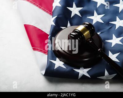 Gavel di legno del giudice sulla bandiera americana. Isolato su sfondo bianco. Processo equo, stato di diritto, asta. Non ci sono persone nella foto. Altro Foto Stock