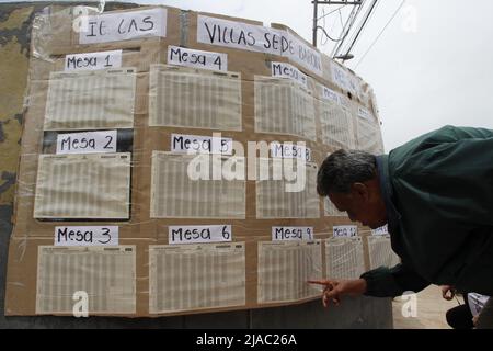 Bogota, Colombia. 29th maggio 2022. La gente controlla il proprio tavolo di voto durante le elezioni presidenziali del 2022, il 29 maggio 2022. Foto di: Juan Angel/Long Visual Press Credit: Long Visual Press/Alamy Live News Foto Stock