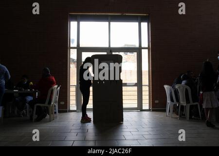 Bogota, Colombia. 29th maggio 2022. Le persone votano durante le elezioni presidenziali del 2022, il 29 maggio 2022. Foto di: Juan Angel/Long Visual Press Credit: Long Visual Press/Alamy Live News Foto Stock