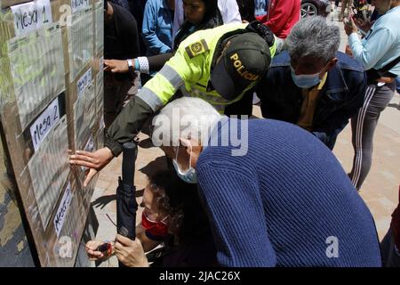 Bogota, Colombia. 29th maggio 2022. La gente controlla il proprio tavolo di voto durante le elezioni presidenziali del 2022, il 29 maggio 2022. Foto di: Juan Angel/Long Visual Press Credit: Long Visual Press/Alamy Live News Foto Stock