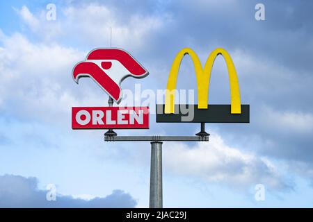 Rusocin, Polonia - 27th maggio 2022: Distributore di benzina Orlen e ristorante McDonald's logo sulla zona di riposo sulla A1 autostrada o autostrada in Polonia Foto Stock